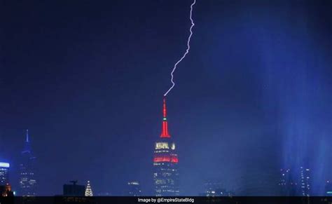 काली रात में एंपायर स्टेट बिल्डिंग पर यूं गिरी चमचमाती बिजली, किसी का ...