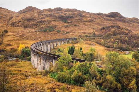 The glenfinnan viaduct | Premium Photo