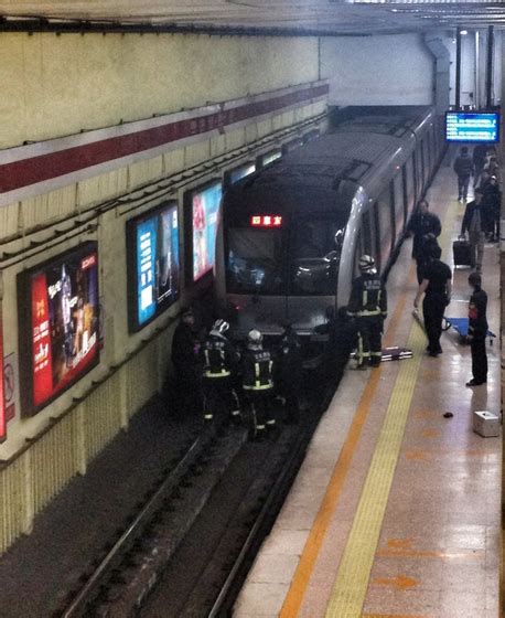 北京地铁1号线建国门站一名乘客跳下站台_图片频道_财新网
