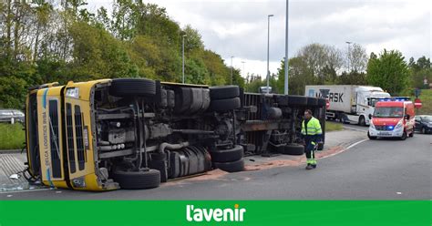 Un camion bascule à la sortie d'autoroute à Rekkem: ça bouchonne ...
