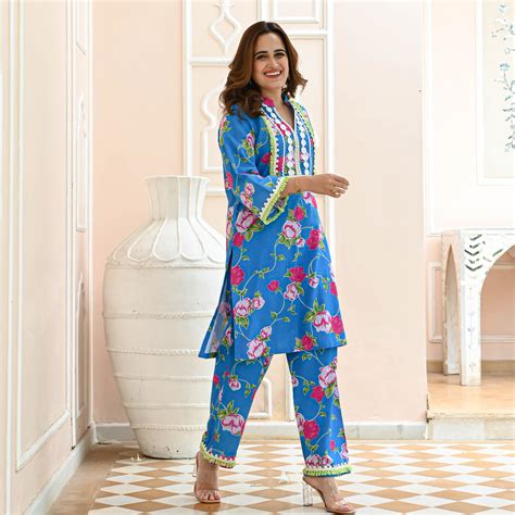 Ethnic Wear - Buy Indian Ethnic Wear for Women & Girls Online | Bunaai