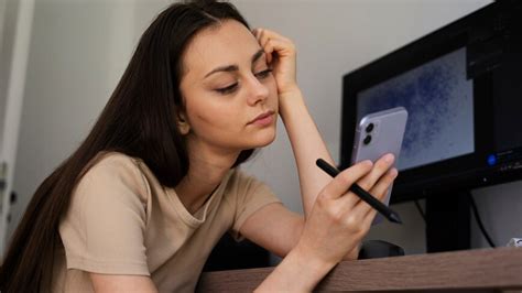 Signs Your Headaches Are Caused By Too Much Screen Time | OnlyMyHealth