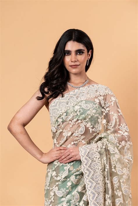 Fashionable Mehendi Outfit Ideas for Brides, Bridesmaids, and Guests T ...