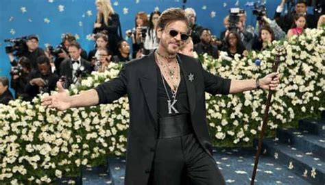 Shah Rukh Khan Makes Iconic Met Gala Debut In Black Sabyasachi Suit ...