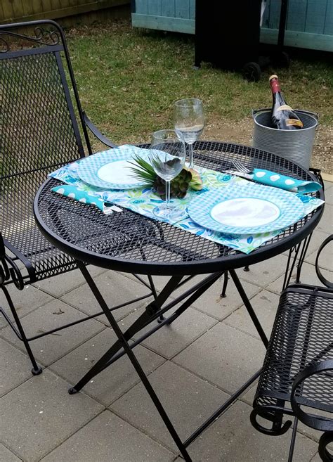 How to Paint Wrought Iron Outdoor Furniture