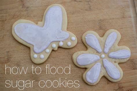 Domestic Fashionista: How to Flood Sugar Cookies