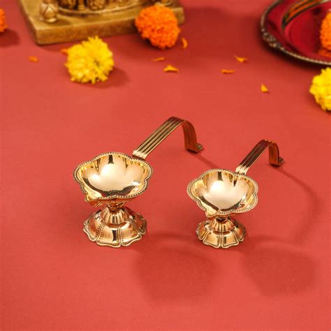 Brass Aarti Diya With Handle – Vedansh Craft