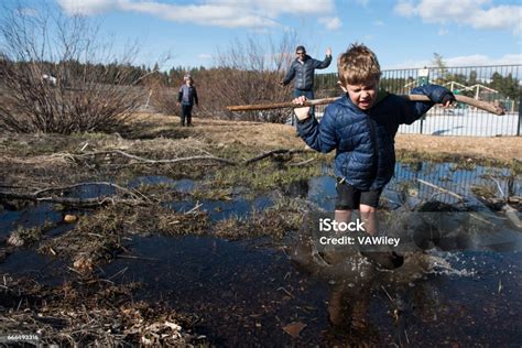 Child Bride Pond Scene 的图像结果