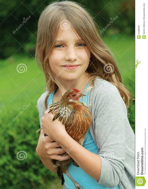 鸡女孩 库存图片. 图片 包括有 垂直, 幸福, 户外, 查找, 场面, 家畜, 农场, 人员, 庭院, 少许 - 21388161