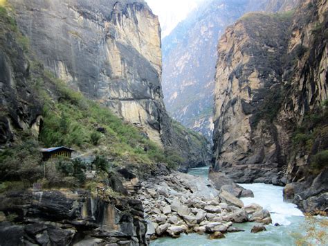 Hiking Tiger Leaping Gorge in Yunnan, China-One of the World's best hike