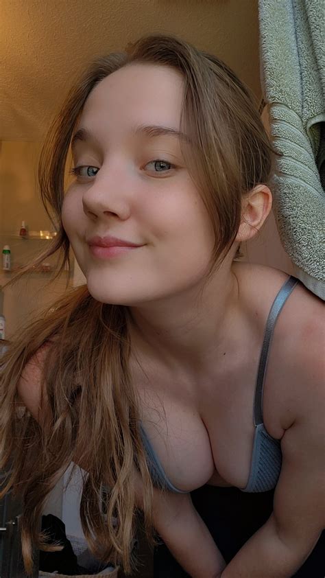 Unintentional sweet flashing 😇 : r/downblouse