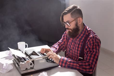 Young stylish writer working on typewriter | Premium Photo