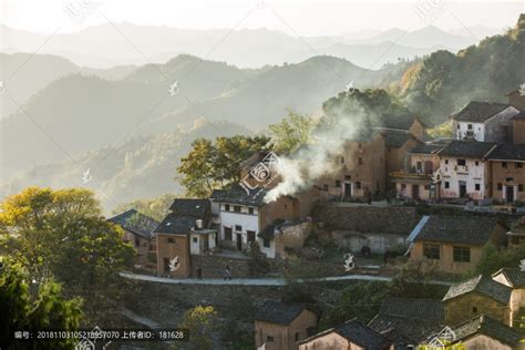 大兴安岭冬季林场山村炊烟袅袅视频素材_ID:VCG2217959487-VCG.COM