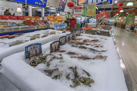 台风海鸥逼近 海南海口超市顾客抢购方便面和水等食品-闽南网