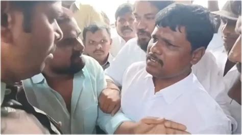 मंत्री बीसी रेड्डी के भाई ने कांस्‍टेबल को मारा थप्पड़, वीडियो हुआ ...