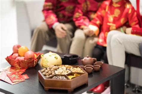 定亲礼物要送什么最新素材