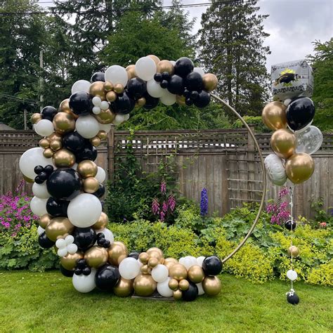 Crescent Circle Balloon Arch – Vancouver Balloons