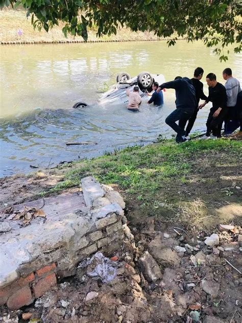 上海一驾校教练驾车坠河身亡，围墙都撞塌了！|南国早报网-广西主流都市新闻门户
