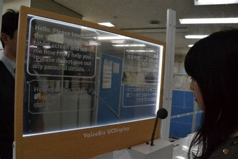 Infoscreen an der U-Bahn-Station Tochomae in Tokyo kann gesprochene ...