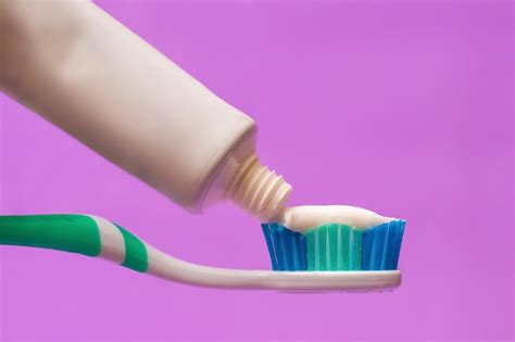 Applying toothpaste on a toothbrush. dental care | Premium Photo