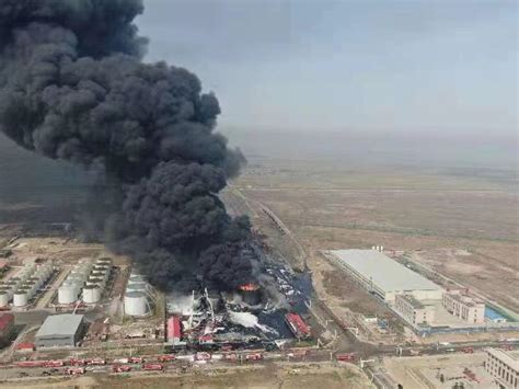 河北沧州一石化公司油罐着火，事故原因正在调查中_京报网