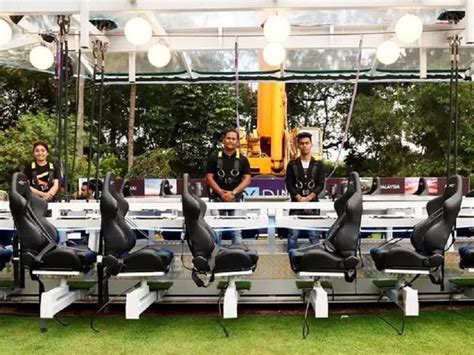 [Photos] नोएडा में खुला हवा में उड़ता हुआ रेस्टॉरेंट, जमीन से 160 फीट ...