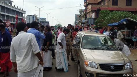General strike: Protestors block vehicles in front of police - KERALA ...