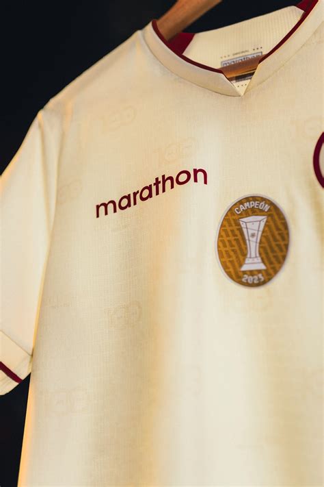 Universitario de Deportes Presentó Su Camiseta Por El Centenario ...