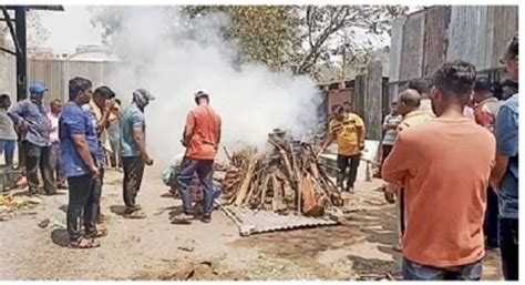 Since only 4 pyres were working, the funeral rites had to be performed ...