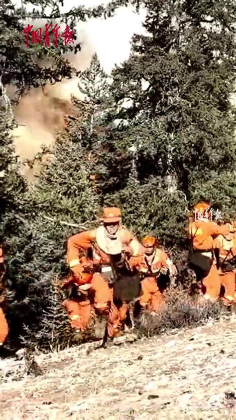 「看着揪心！山火风向突变消防员嘶吼队友避险」近日，西藏林芝。森林消防员在处置山火时，因风向突变引发爆燃。五六十米的火墙瞬间腾起，110名指战员 ...