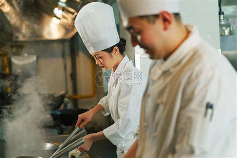 后厨内的专业厨师团队烹饪美味佳肴高清图片下载-正版图片507636515-摄图网