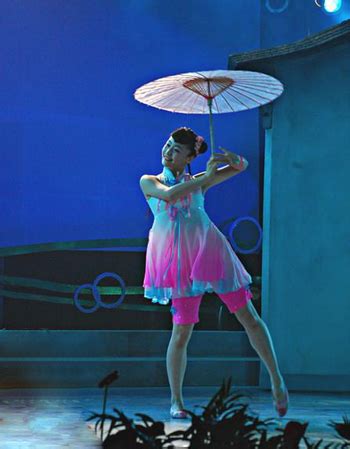 伞舞丁香——雨伞舞蹈图