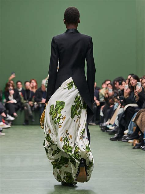 LOEWE Women's 2024 Fall / Winter Runway Collection