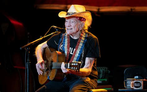 Willie Nelson dedicated part of his performance to Renee Good, the mother killed by an ICE agent ...