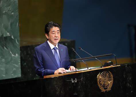 日本首相安倍晋三胸前的徽章与心中的执念 - 客观日本