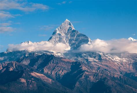 珠穆朗玛峰并不是最高山峰，地球上存在相对高差超过一万米的山峰 - 知乎