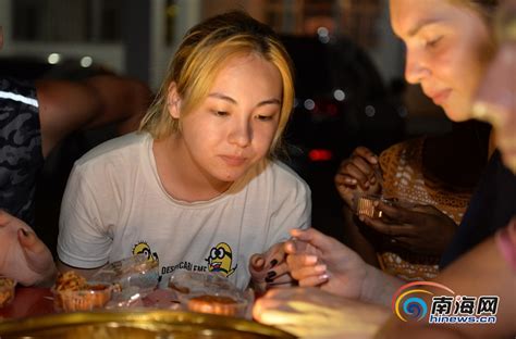 组图| 海南外国留学生吃月饼 感受中国传统文化-新闻中心-南海网