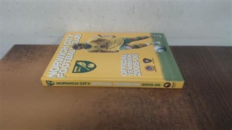 Norwich City Official Yearbook : Amazon.in: Books