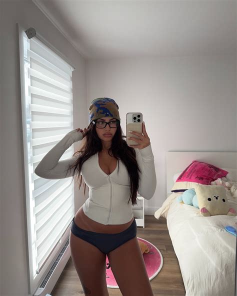 ℭ𝔩𝔞𝔲𝔡𝔦𝔞 𝔗𝔦𝔥𝔞𝔫 | you deserve perfect tan lines🧴 my favourite pink bikini in collaboration by moi ...