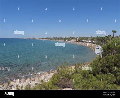 Costa Dourada beach and its cliffs: the first beach in Bahia from south to north.