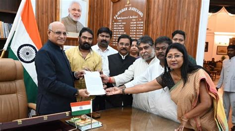 झारखंड में सियासी असमंजस के बीच दिल्ली पहुंचे राज्यपाल, एक-दो दिन में ...