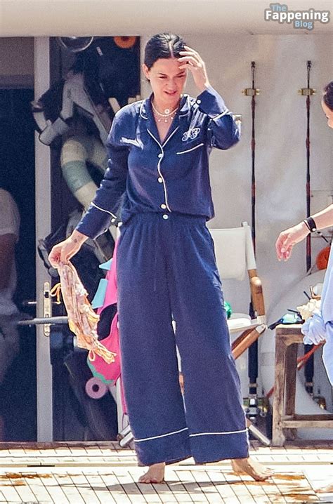 Katy Perry & Orlando Bloom Pack the PDA in the French Sunshine on Their Family Holiday in St ...