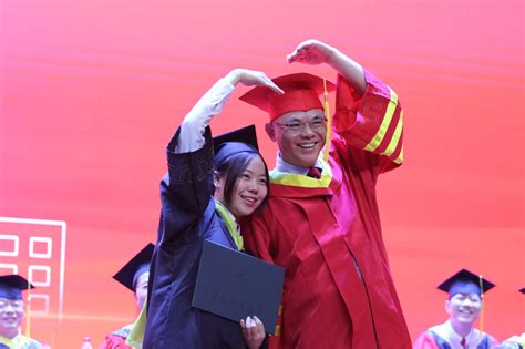 我校2021届毕业生毕业典礼暨学士学位授位仪式顺利举行-重庆财经学院