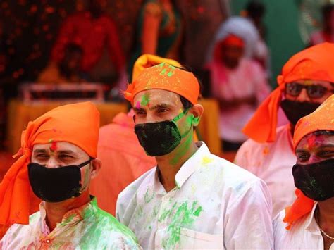 Best Holi Pics 2020 - From Sexy Pics To Serious Face Mask Photos ...