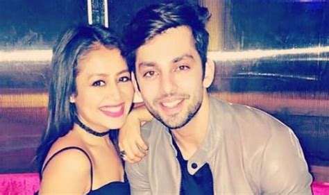 Neha Kakkar Gets Emotional on The Sets of Indian Idol 10 After Post Her ...