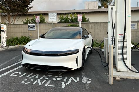 https://www.mensjournal.com/.image/t_share/MTk2MTM2NDE1ODEzMTE3NDQ1/lucid-air-charging.jpg