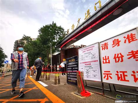 高考拉开大幕 逾4万名北京考生走进考场_社会热点_社会频道_云南网