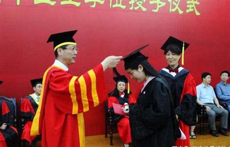 感动!武汉大学万余名学生冒雨参加毕业典礼|毕业典礼|武汉大学|博士服_新浪新闻