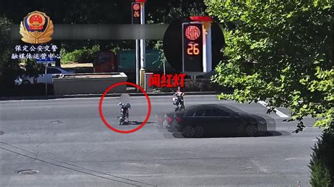 女子骑自行车闯红灯被摩托车当场撞飞(图) |闯红灯_新浪新闻