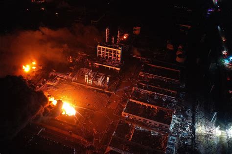 江苏盐城化工厂爆炸厂区被完全摧毁 核心区现巨坑(含视频)_手机新浪网